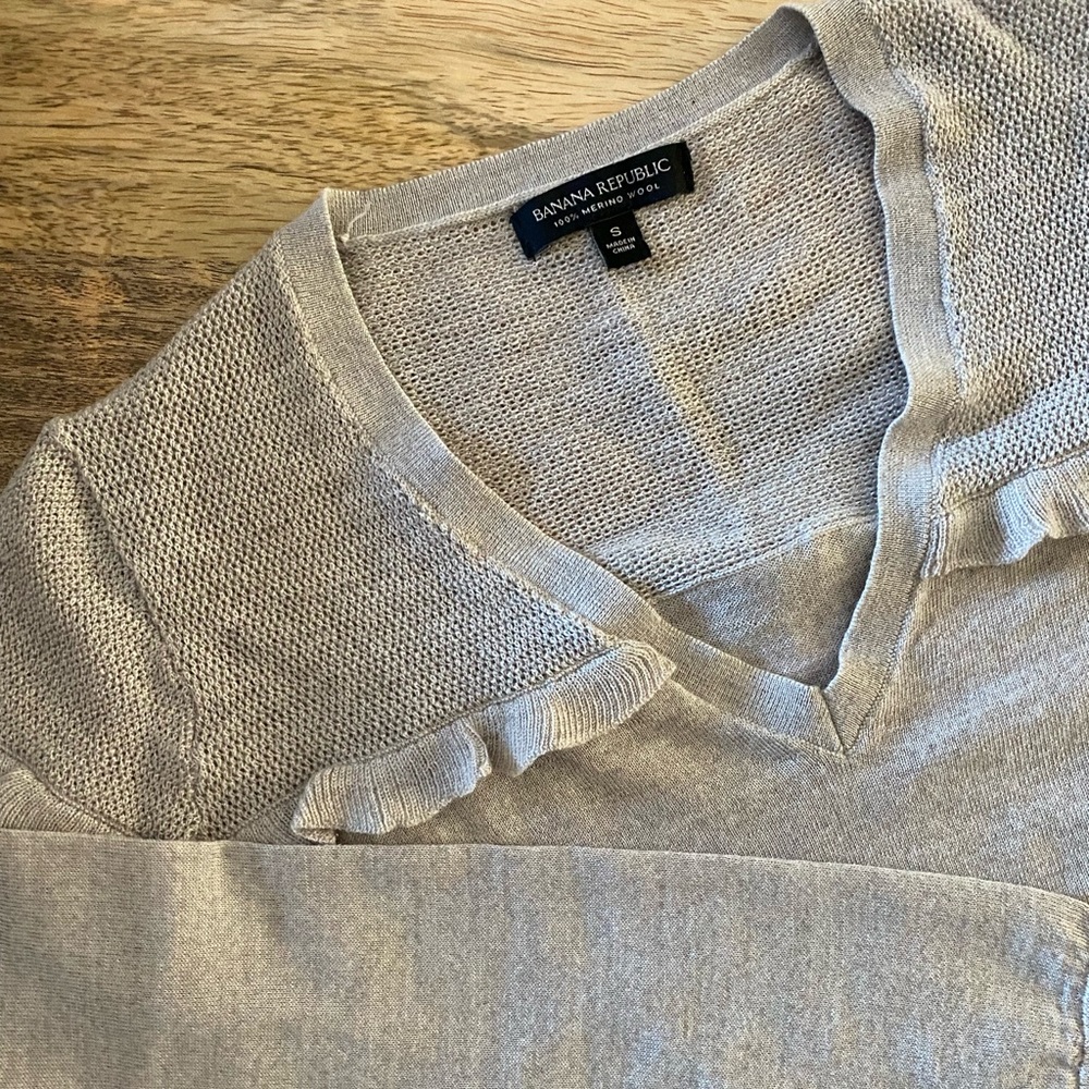 Banana Republic beige v-neck 100% merino wool sweater - S
